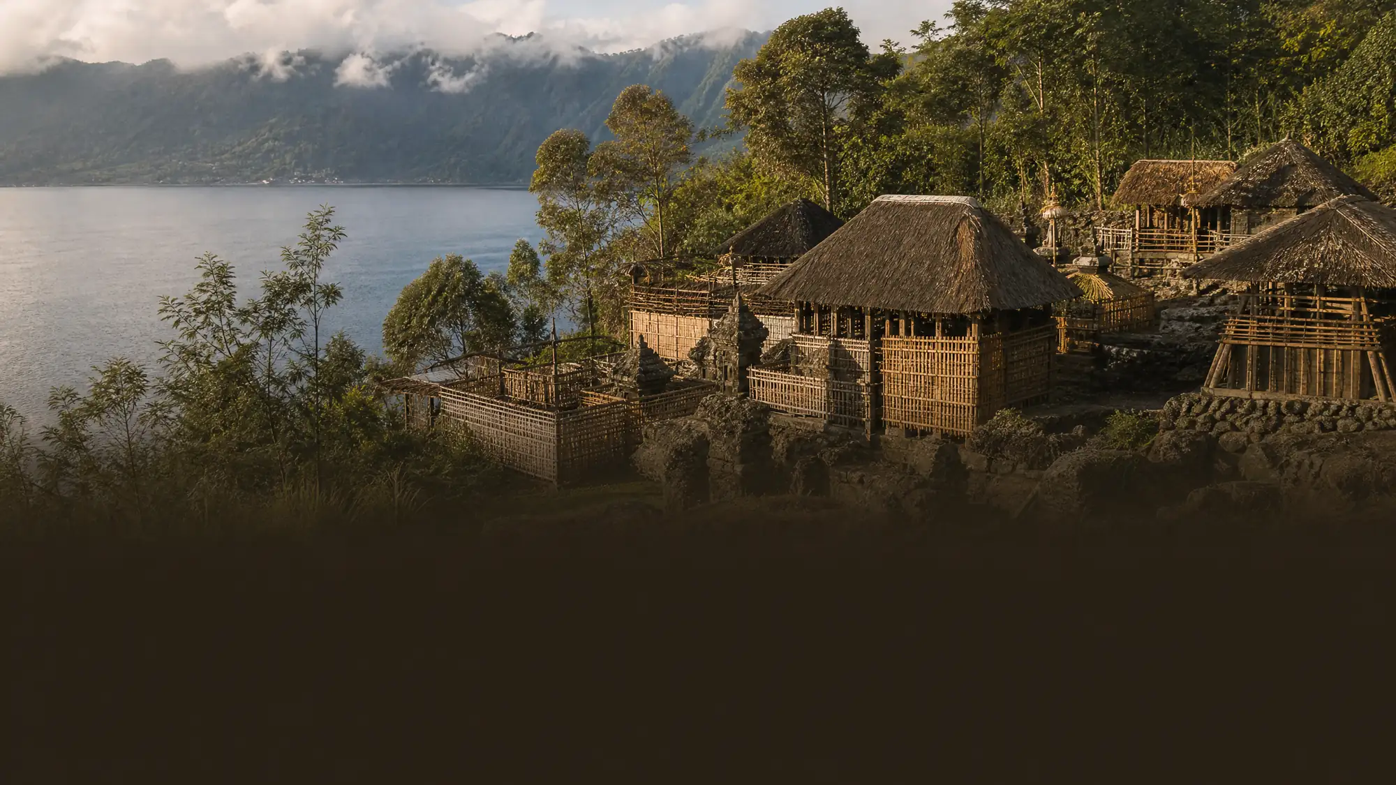 Das Dorf Trunyan ist eine isolierte Siedlung der Bali Aga am Batur-See. Die Gemeinschaft legt ihre Verstorbenen oberirdisch in Bambuskäfigen unter einem duftenden, uralten Baum zur letzten Ruhe.