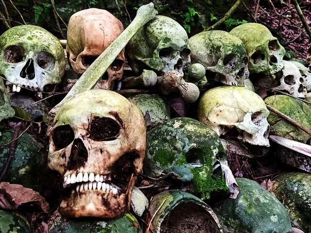 Haufen von moosbedeckten menschlichen Schädeln und Knochen auf dem Friedhof von Trunyan