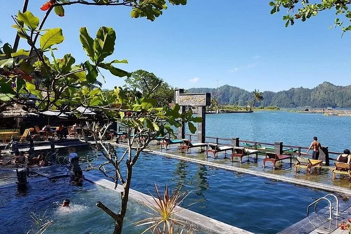 Menschen entspannen in natürlichen heißen Quellen am See auf Bali