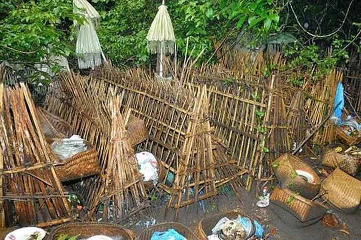 Bambusstrukturen zur Abdeckung von Körpern auf dem Friedhof von Trunyan auf Bali