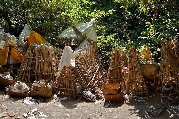 Bambuskäfige und Schirme, die Leichen auf dem Trunyan-Friedhof in Bali bedecken